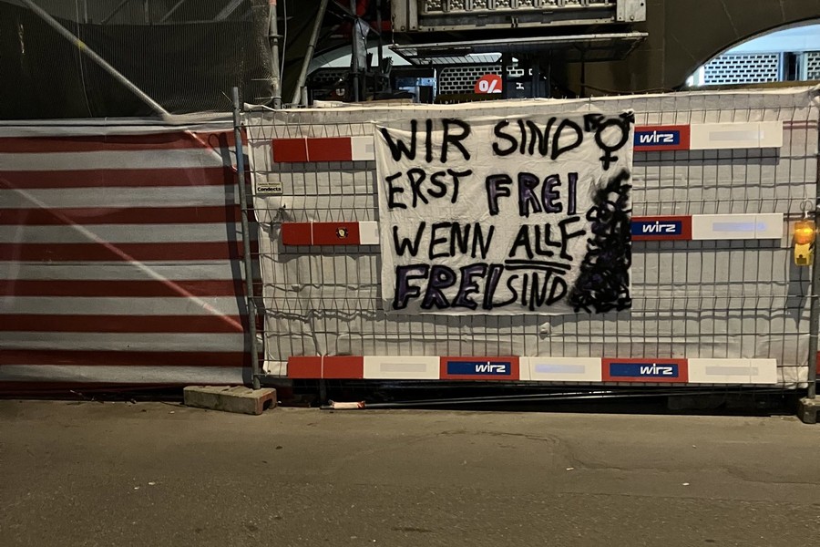 14. Juni: JUSO platziert Schilder mit Fakten zur patriarchalen Unterdrückung in Berner Innenstadt